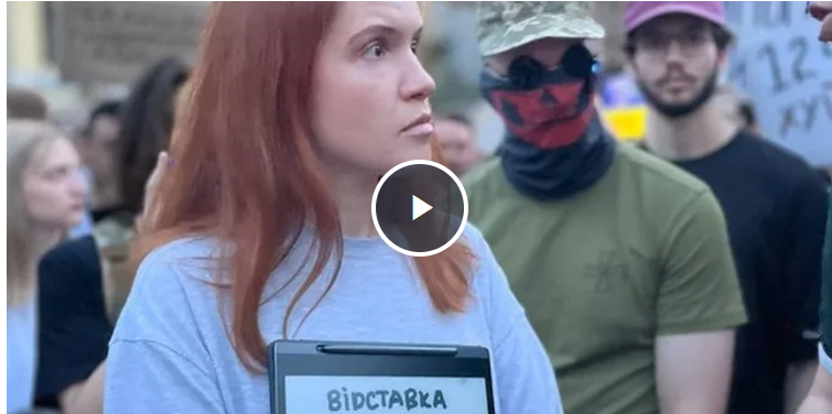 Нардепка Безугла, яка голосувала за закон щодо НАБУ і САП, прийшла на мітинг проти нього: її зустріли вигуками «ганьба» 