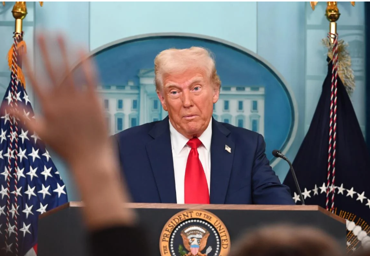 Час на перемирʼя спливає. Трамп досі думає, як і чи взагалі карати Путіна, - The Atlantic