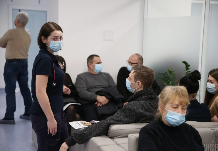 У Києві зростає захворюваність на COVID-19: людей закликають знов носити маски