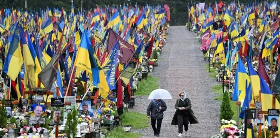 Зеленський вперше розповів, скільки військових гинуть за день. Що відомо про втрати України і Росії — огляд BBC Україна