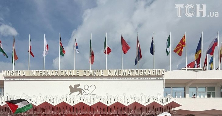 В Україні відреагували на скандал довкола Венеційського кінофестивалю через російський прапор