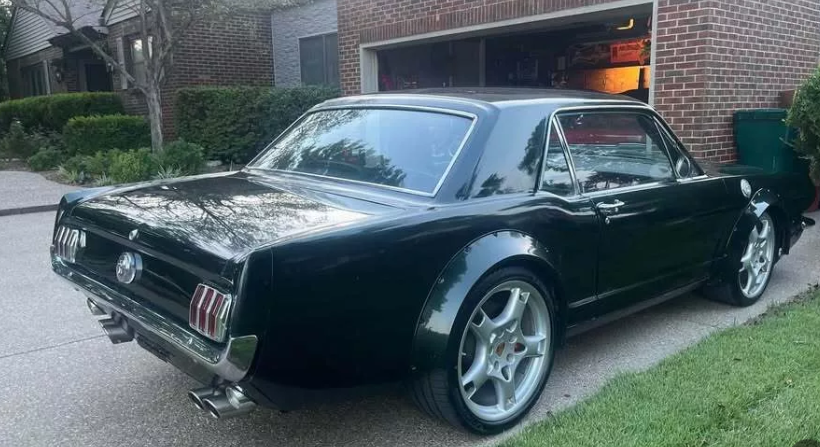 Найдивніший Mustang: всередині Porsche 911