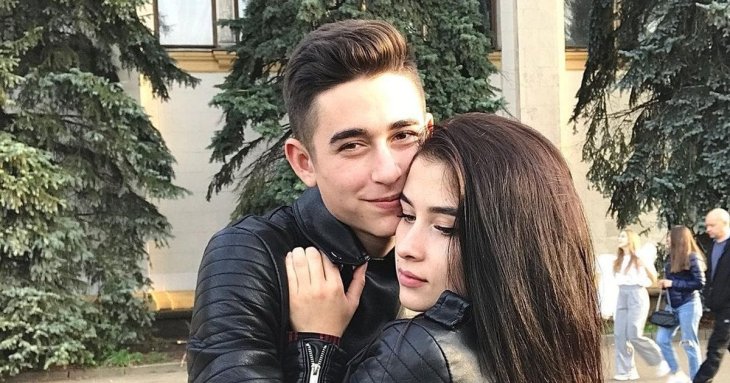 Ексдружина Романа Сасанчина відповіла на чутки про розлучення зі співаком через його зради