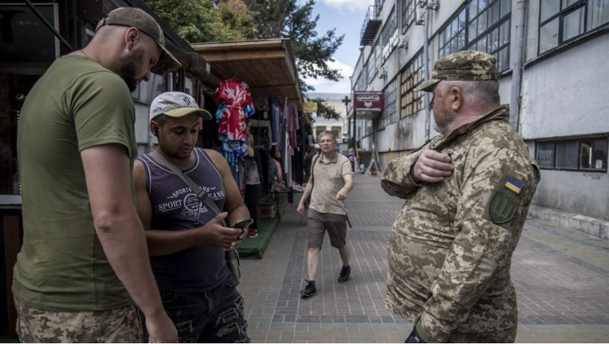 Примусовий призов: обов'язкове використання нагрудних камер змінило все, скарги надходять все глибше, західні ЗМІ (ВІДЕО)