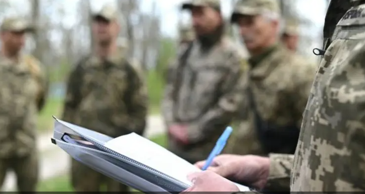 Місцеві чули постріл: у Тернополі водій збив двох військових, які перевіряли його документи 
