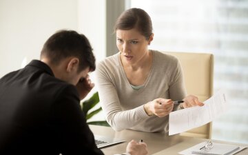 Роботодавець, який вказує на помилки співробітника