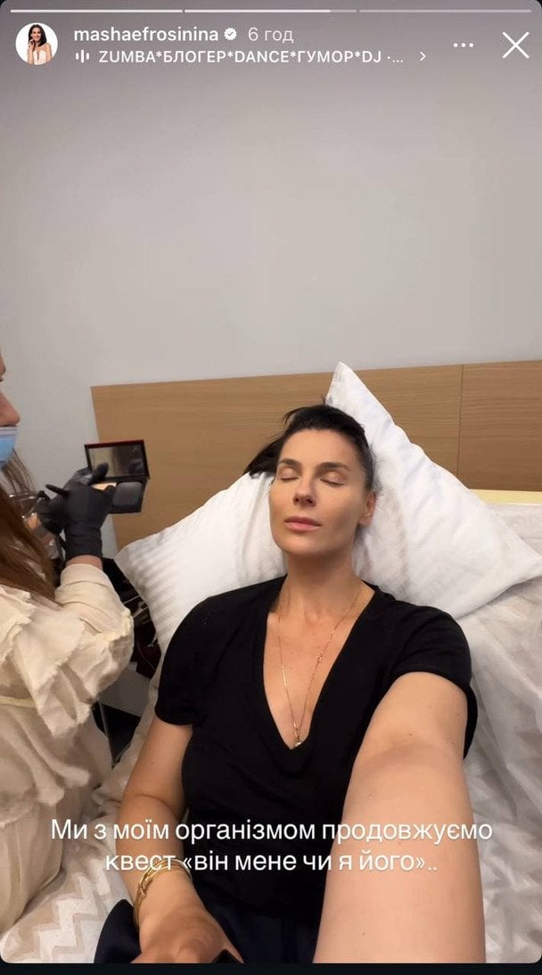 Кадр з відео, де Маші наносять макіяж у той час, як вона лежить під крапельницею / © instagram.com/mashaefrosinina