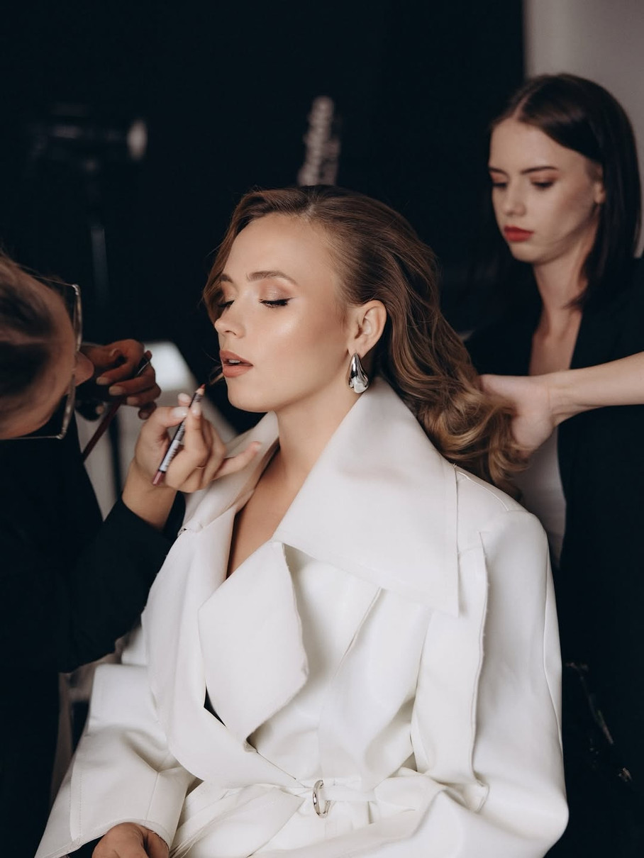 Анна Кошмал поділилася у Instagram новим яскравим фотосетом у монохромному луці