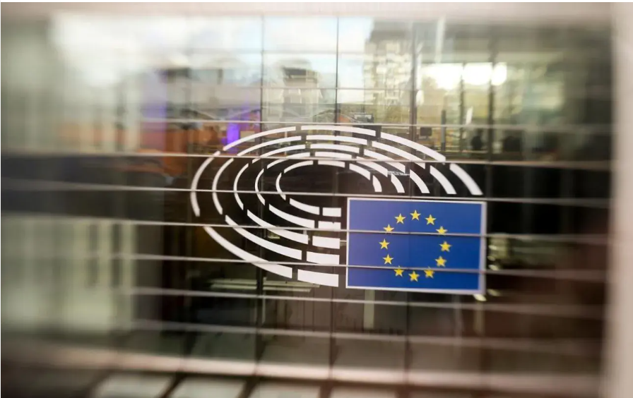 Європарламент розглядає прискорення відмови від російських нафти та газу - Bloomberg
