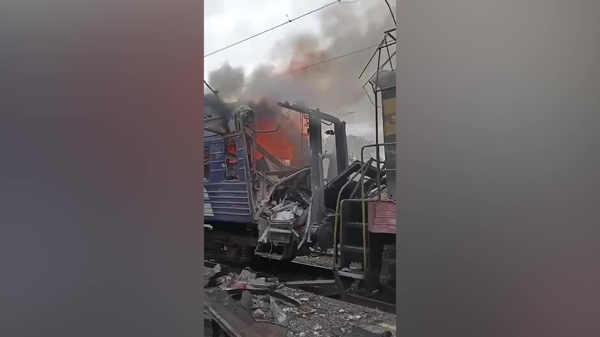 Удар по пасажирському потягу в Шостці: Зеленський показав наслідки атаки (відео)