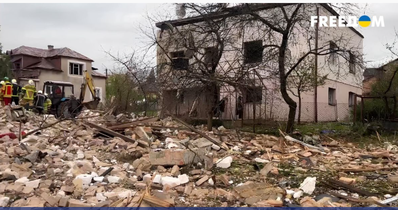 “Ні вікон, ні даху не залишилося”: мешканці Львова розповіли, як пережили ніч під обстрілами (ВІДЕО)