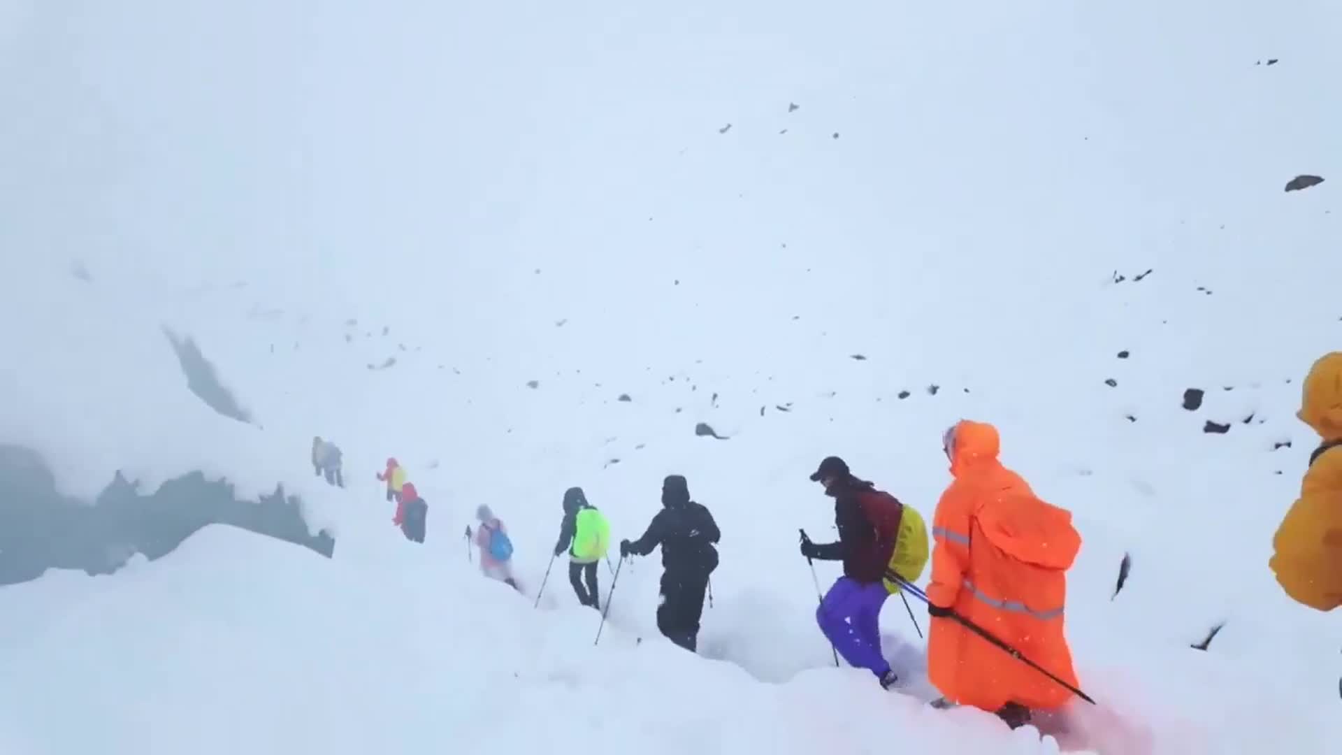 Сотні туристів застрягли на Евересті через снігову бурю (відео)