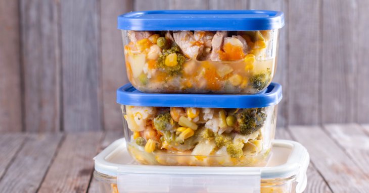 Які продукти не можна зберігати в пластикових контейнерах