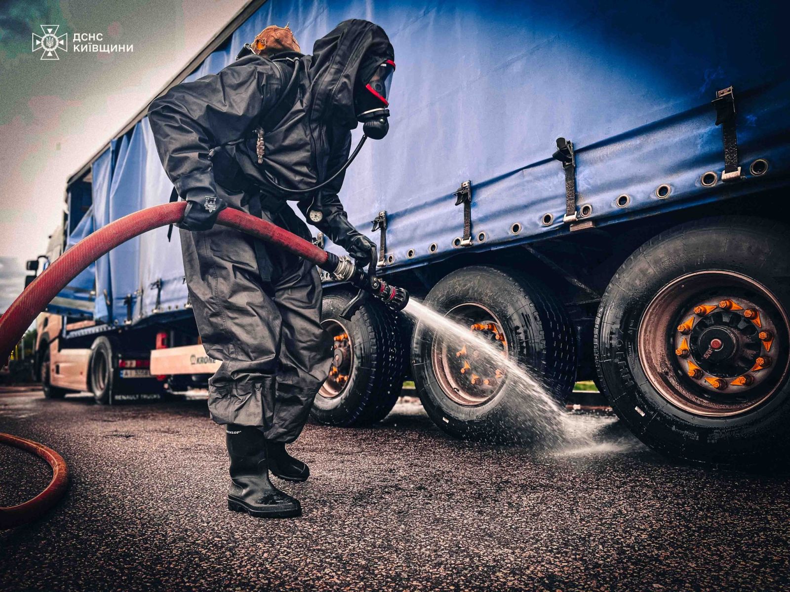 На Київщині стався витік азотної кислоти із цистерни