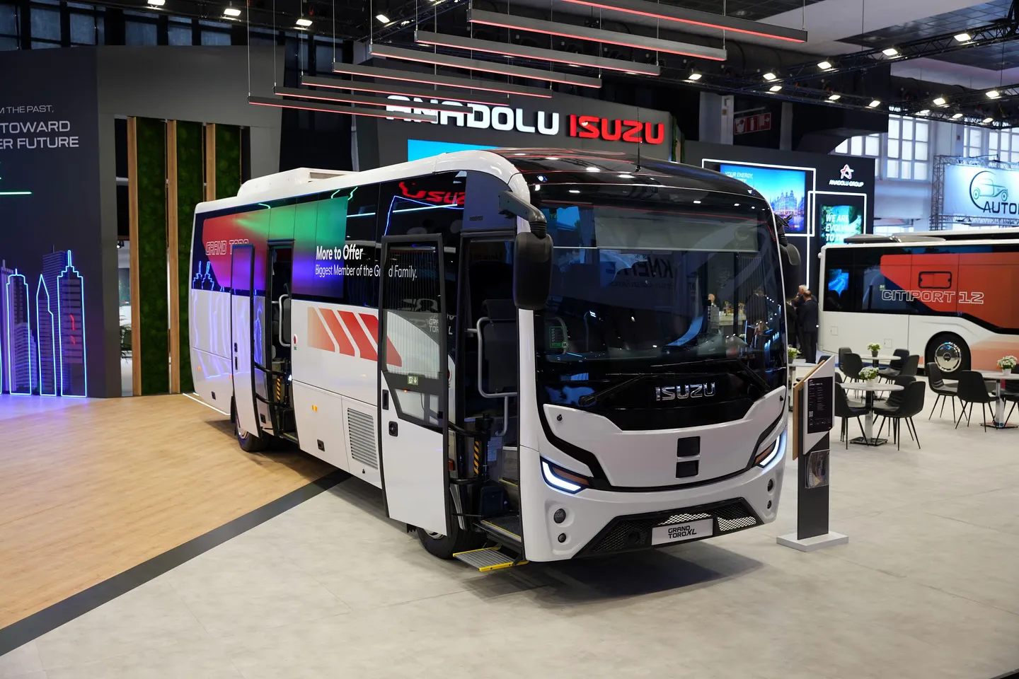 Anadolu Isuzu показала низку новітніх автобусів