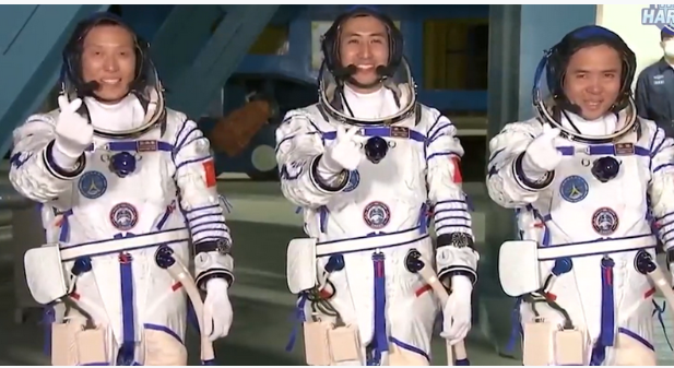 Китайські космонавти пристикували космічний корабель «Шеньчжоу» до космічної станції (ВІДЕО)