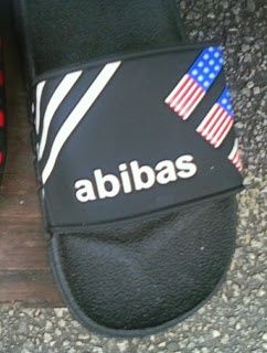 Кумедні підробки відомих брендів, які відчайдушно намагаються виглядати не як дешеві копії - фото 786020