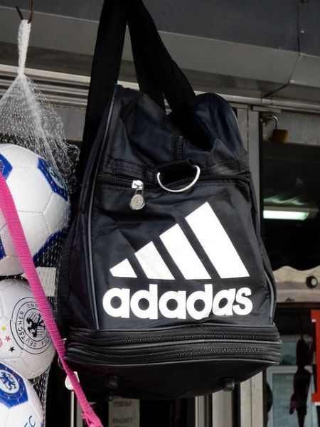 Кумедні підробки відомих брендів, які відчайдушно намагаються виглядати не як дешеві копії - фото 786025