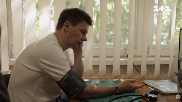 Дмитро Комаров в Інституті геронтології / © скриншот з відео