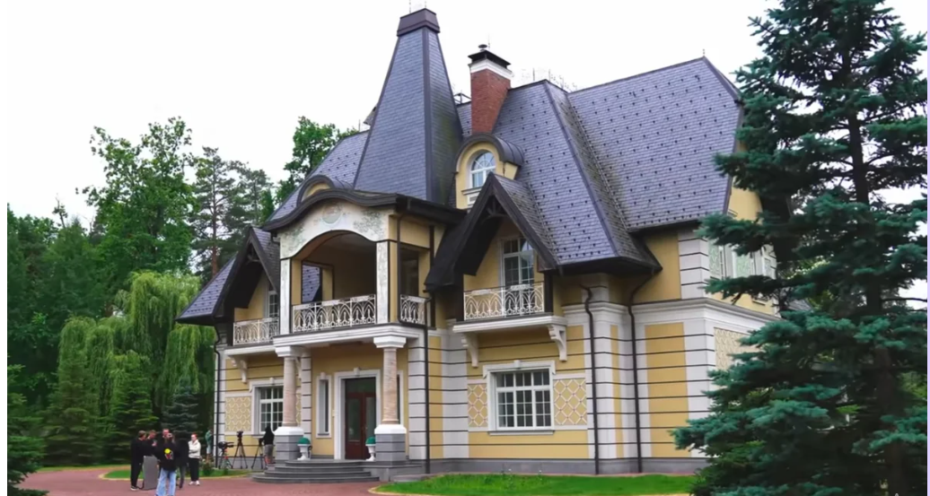 Який вигляд має будинок, у якому живуть учасниці Холостяка-14