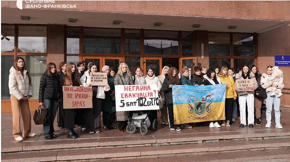 Родичі бійців 102 бригади провели акцію в Івано-Франківську через читуацію на фронті
