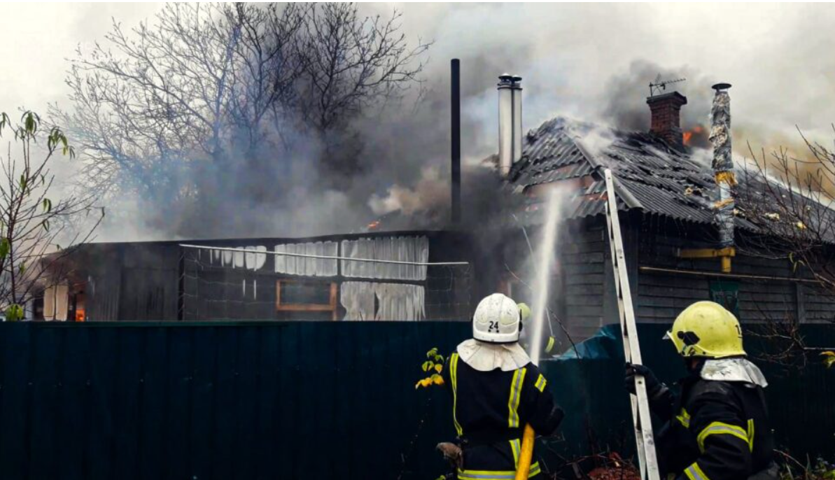 В Охтирці рятувальники ліквідували пожежу в житловому секторі (ВІДЕО)