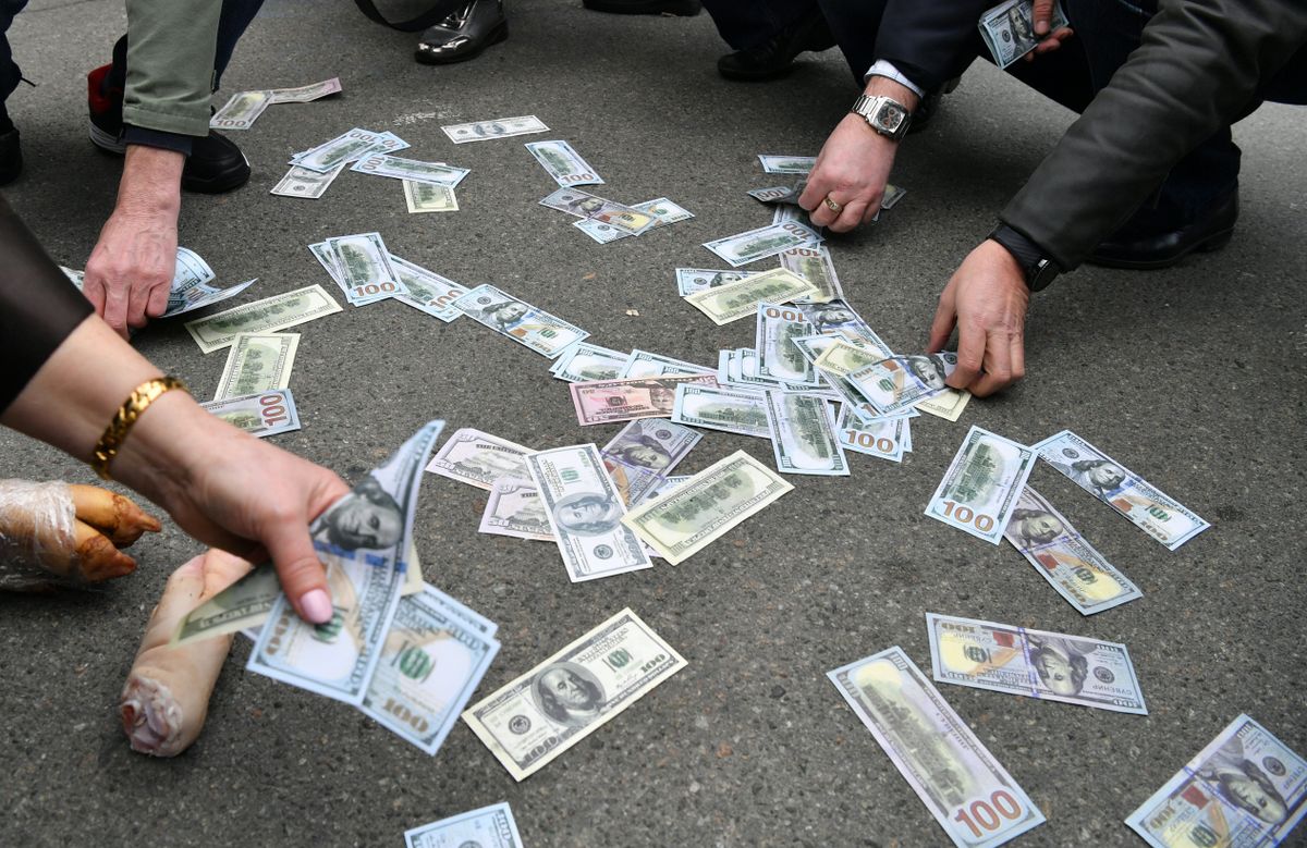 Український корупційний скандал набрав нового витку: за даними преси, на записах може фігурувати і керівник апарату Зеленського, водночас дедалі частіше з'являються ознаки неконтрольованого потоку грошей.