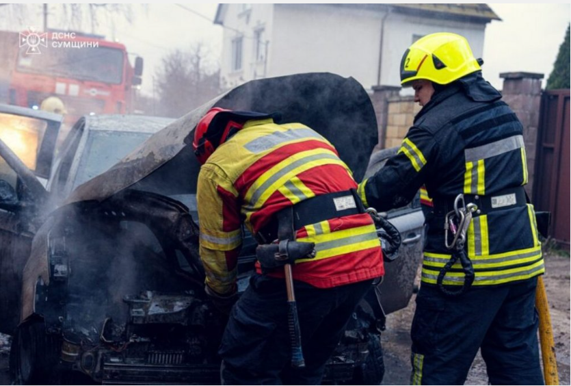 Авто спалахнуло просто на ходу: у Сумах рятувальники ледь встигли зупинити вогонь (ВІДЕО)