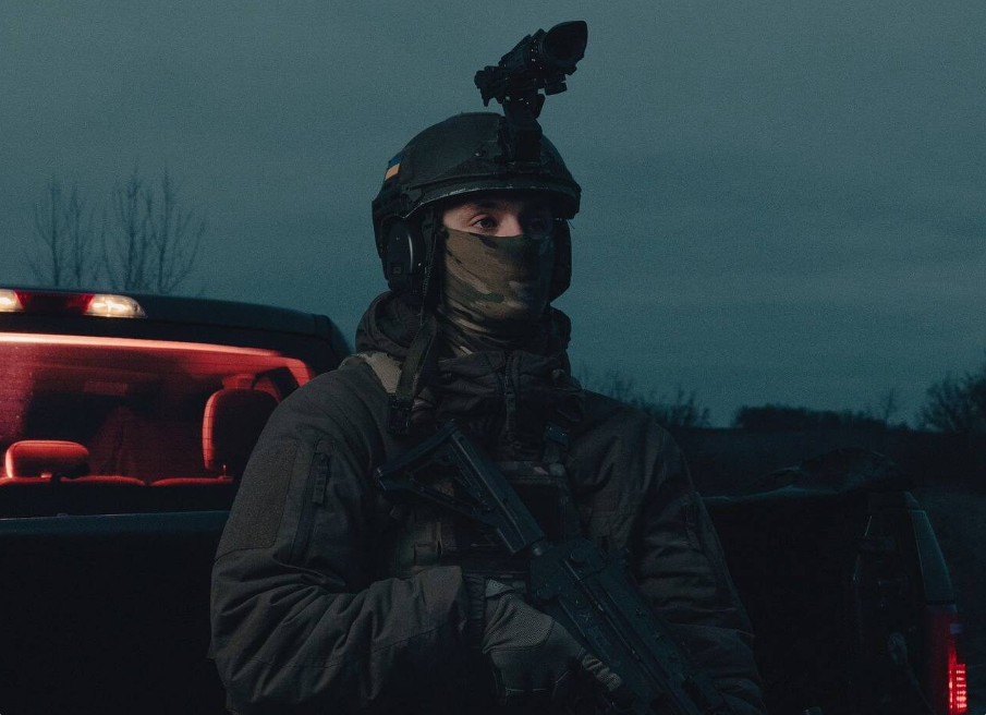 «Весь пух розлітається в прах, такий білий сніжок»: залишки термоковдр росіян вкривають поля поблизу Лимана