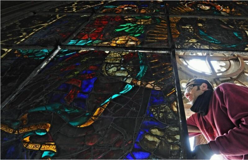 У Римі чиновник упав зі сходів і пробив головою історичний вітраж (ВІДЕО)