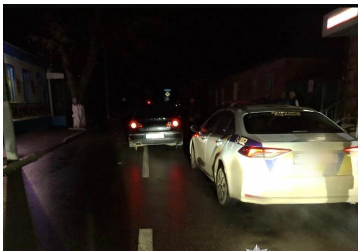 У Кропивницькому автомобіль на неосвітленій вулиці, поза межами переходу, збив людину на смерть