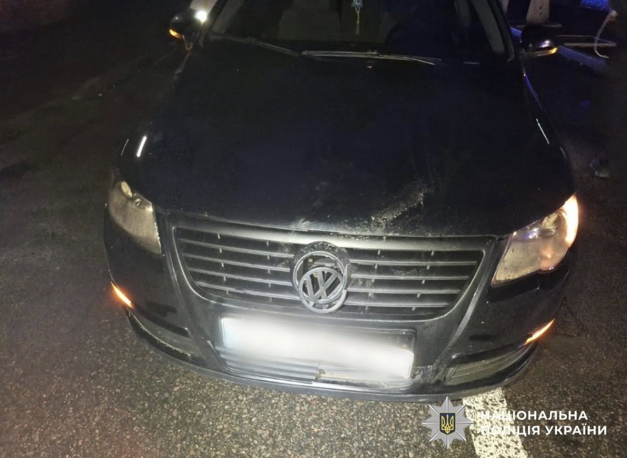 У Кропивницькому автомобіль на неосвітленій вулиці, поза межами переходу, збив людину на смерть