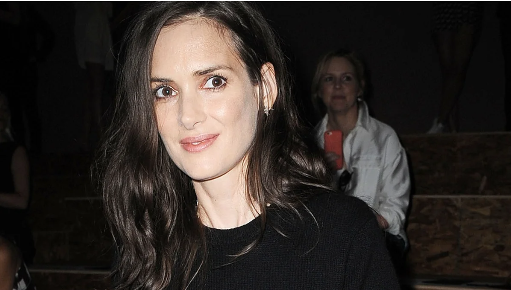 Вайнона Райдер прийшла на гламурний захід у светрику з динозавром