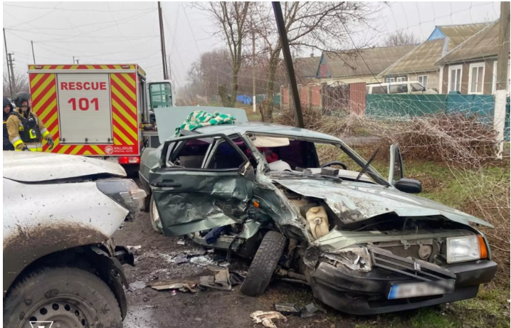 У селі на Донеччині рятувальники визволили поранену жінку із розтрощеного у ДТП автомобіля 
