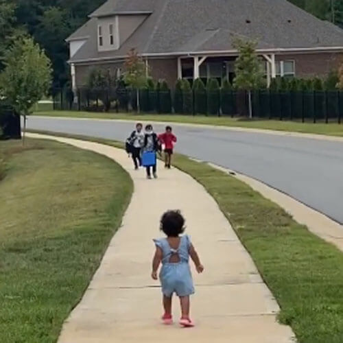 Малятко робить повернення своїх братів зі школи незабутнім (ВІДЕО)