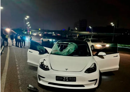 У Києві п’яний водій Tesla на переході збив 13-річну дівчинку: підозрюваного взяли під варту