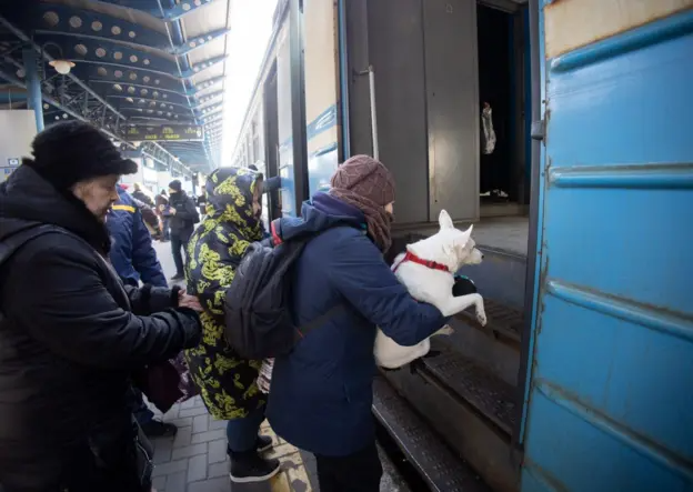 Чи витримає «Укрзалізниця» війну і безкоштовні квитки — BBC News Україна