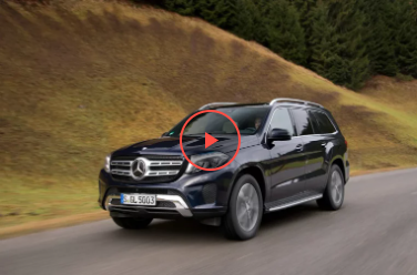 В Києві помітили преміальний Mercedes GLS, з якого продавали яблука