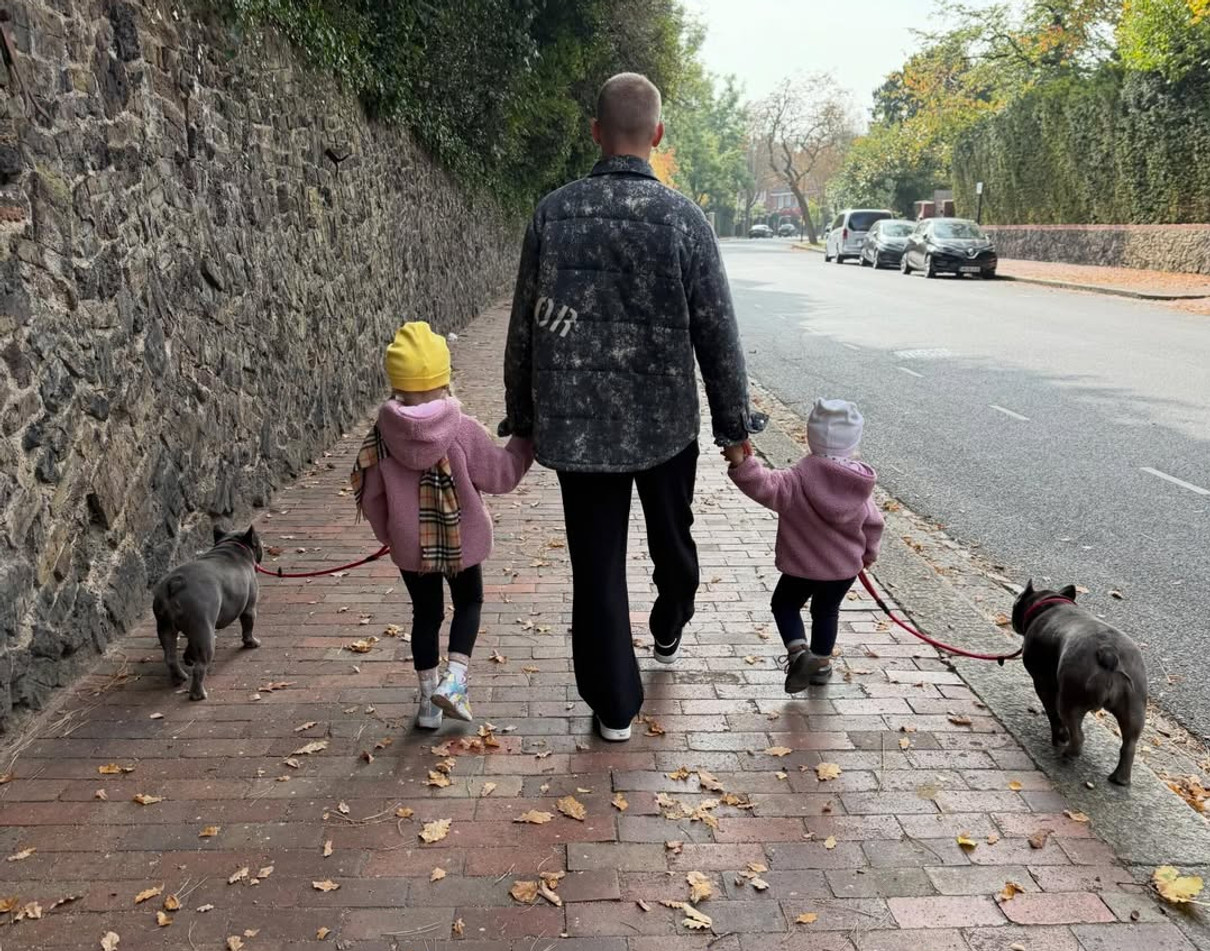 Дружина Зінченка показала милу прогулянку з чоловіком і дочками. Фото
