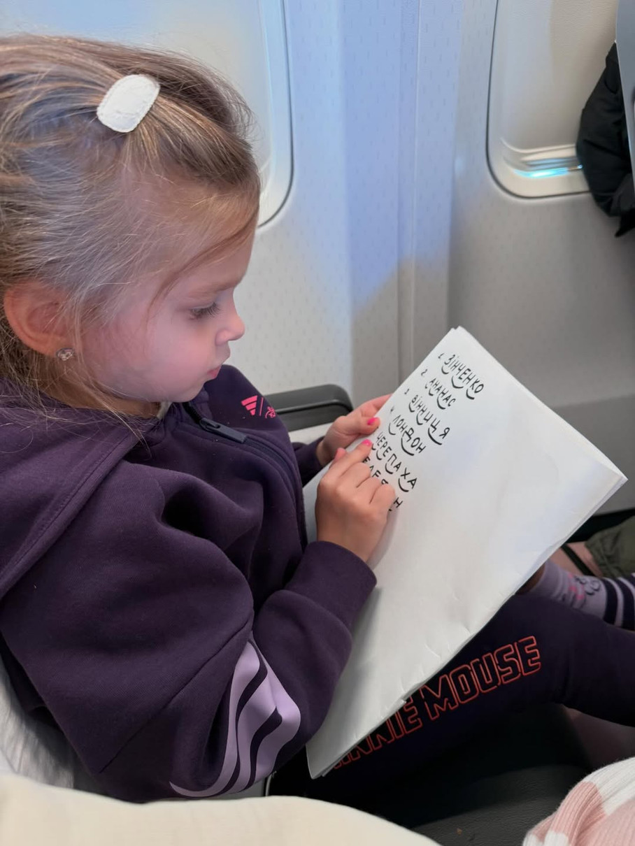 Дружина Зінченка показала милу прогулянку з чоловіком і дочками. Фото