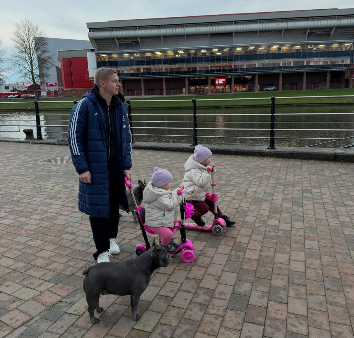Дружина Зінченка показала милу прогулянку з чоловіком і дочками. Фото