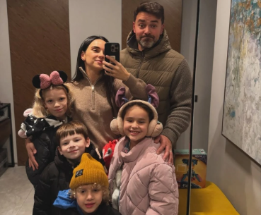 Мірошниченки з чотирма дітьми влаштували яскраве прикрашання ялинки