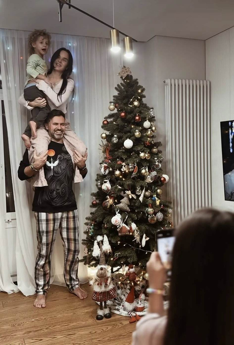 Мірошниченки з чотирма дітьми влаштували яскраве прикрашання ялинки