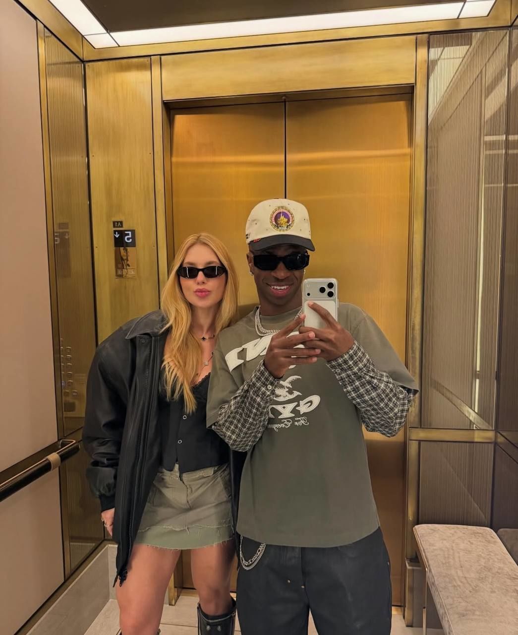 Дівчина Вінісіуса показала кумедне фото футболіста у перуці - фанати в захваті - изображение 1