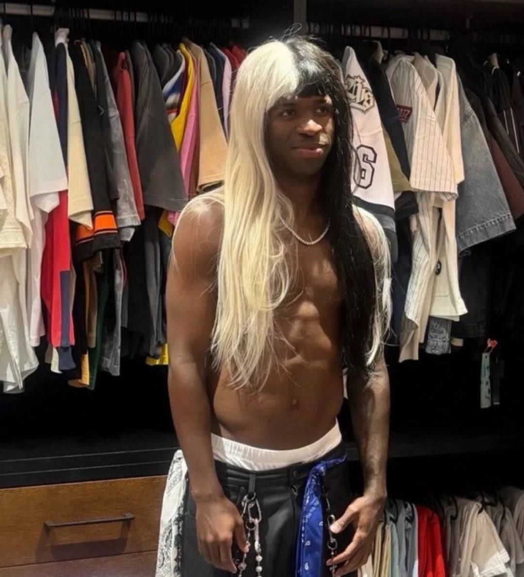 Дівчина Вінісіуса показала кумедне фото футболіста у перуці - фанати в захваті - изображение 4