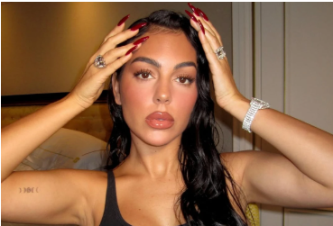 Наречена Роналду пробіглася пляжем та замилувала фото з дітьми на відпочинку