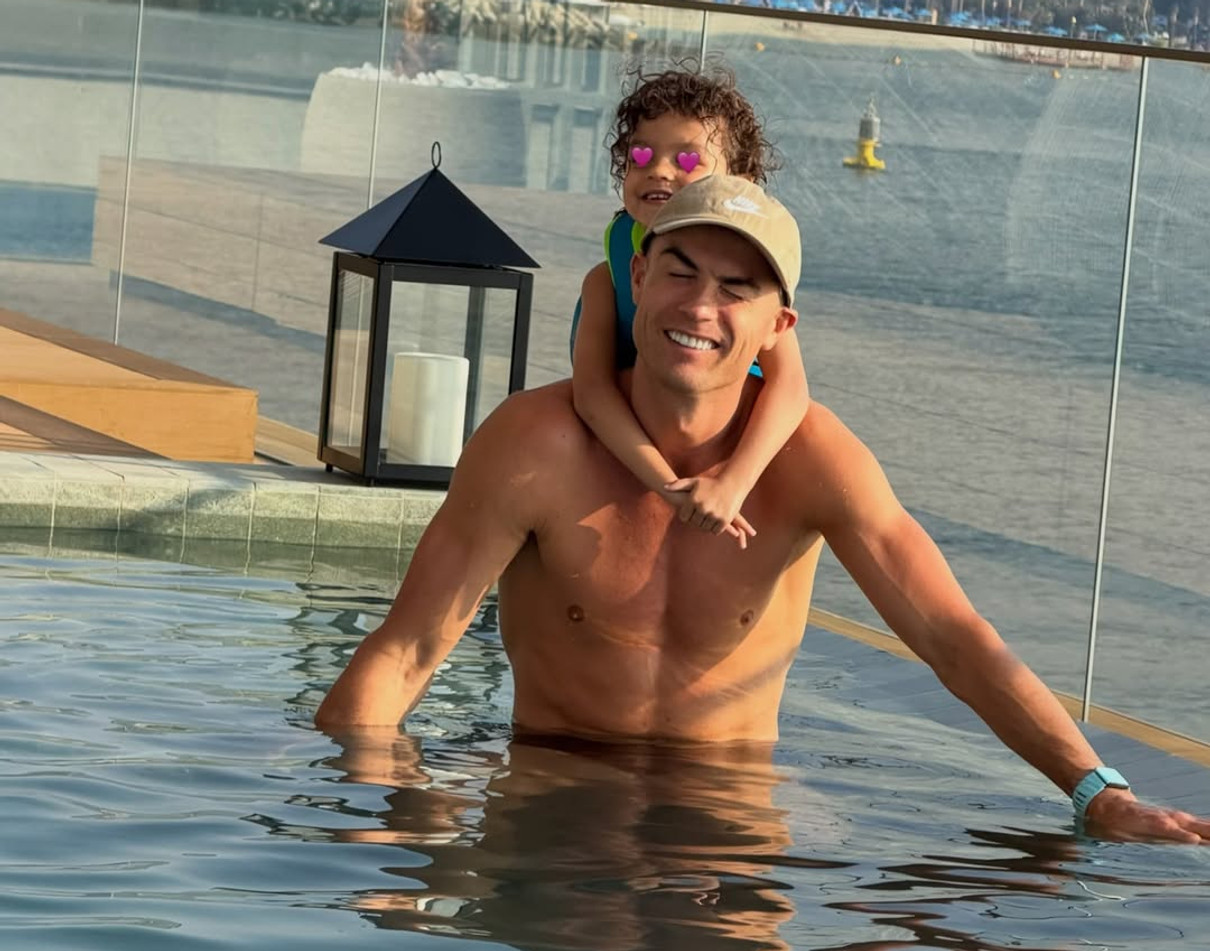 Наречена Роналду пробіглася пляжем та замилувала фото з дітьми на відпочинку