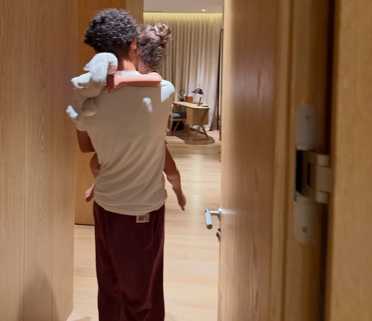 Наречена Роналду пробіглася пляжем та замилувала фото з дітьми на відпочинку