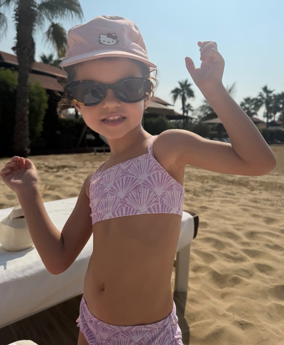 Наречена Роналду пробіглася пляжем та замилувала фото з дітьми на відпочинку