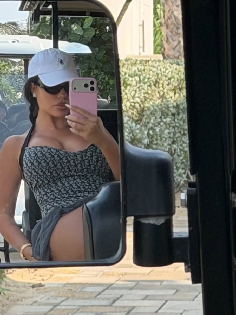 Наречена Роналду пробіглася пляжем та замилувала фото з дітьми на відпочинку